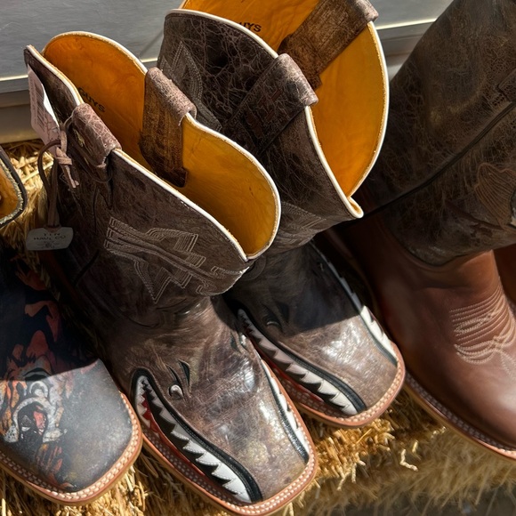 Tin Hauls size 9D guys gnarly shark! - Picture 2 of 5